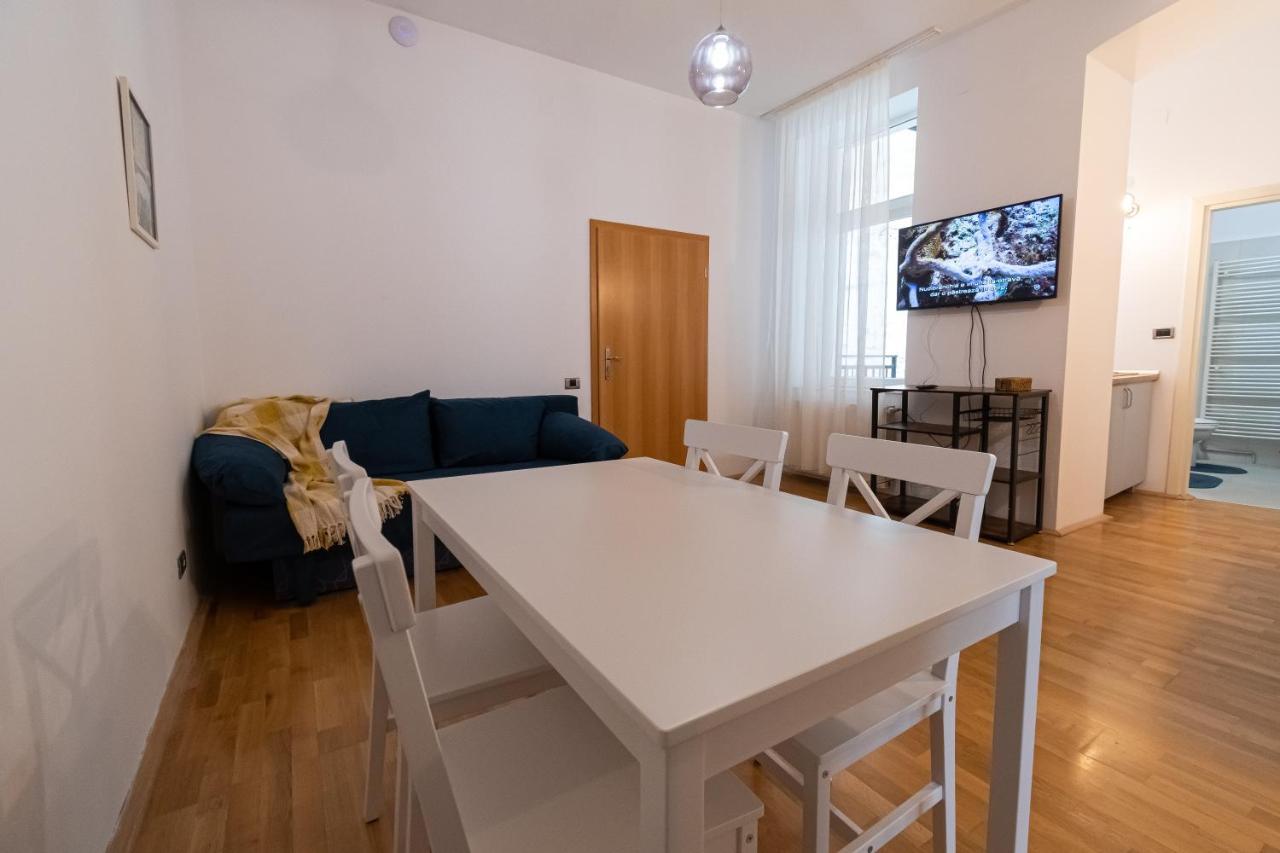 Residence 48 Beautiful Building Within Moments From The Old Town Of Brașov Exterior foto